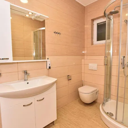 Charming With Shared Indoor Pool In Daire