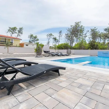 Daire Charming With Shared Indoor Pool In Vir