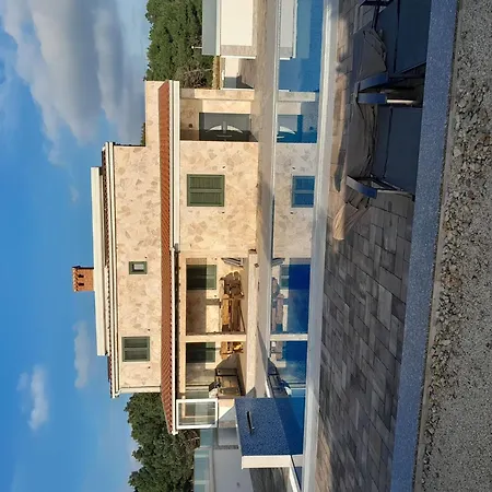 Charming With Shared Indoor Pool In Daire *